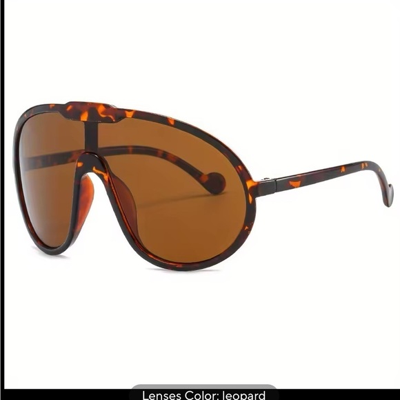 Accessories - Tortoise Shell Sunglasses
0390